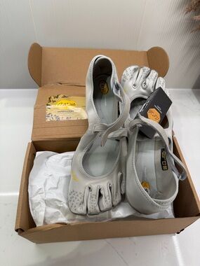 Vibram Women's Light Gray FiveFingers Minimalist Toe Shoes
